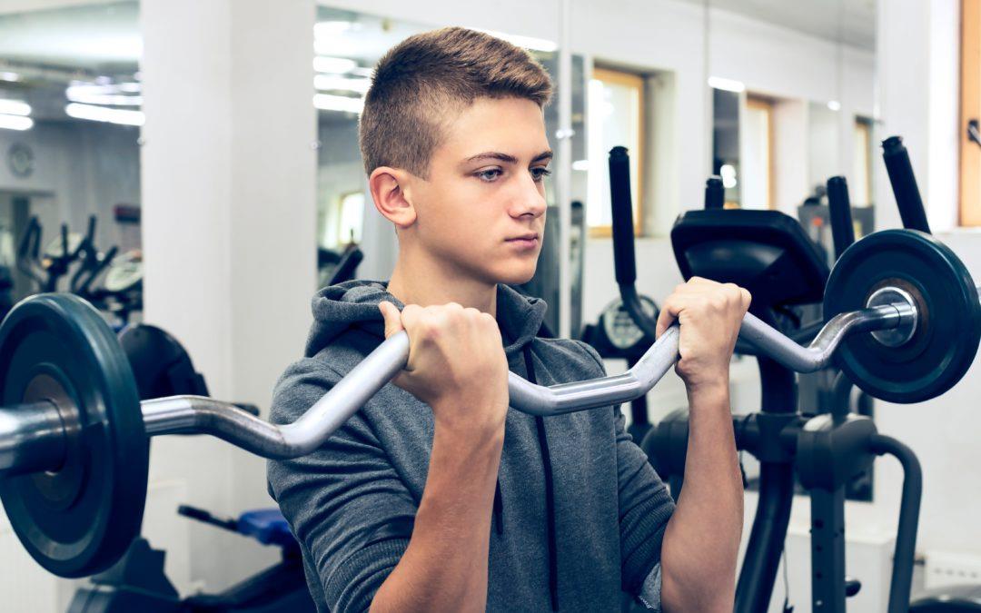 Mladostnik v fitnes centru in vloga osebnega trenerja
