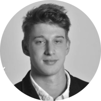 Filip (27) s pomočjo osebnega trenerja Dušana – od vitkega mladeniča do mišičastega moškega.