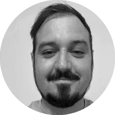 Aljaž o osebnem trenerju Dušanu: prilagojeni treningi glede na izmensko delo, premišljena motivacija in poglobljeno znanje o telesu za vidne rezultate.