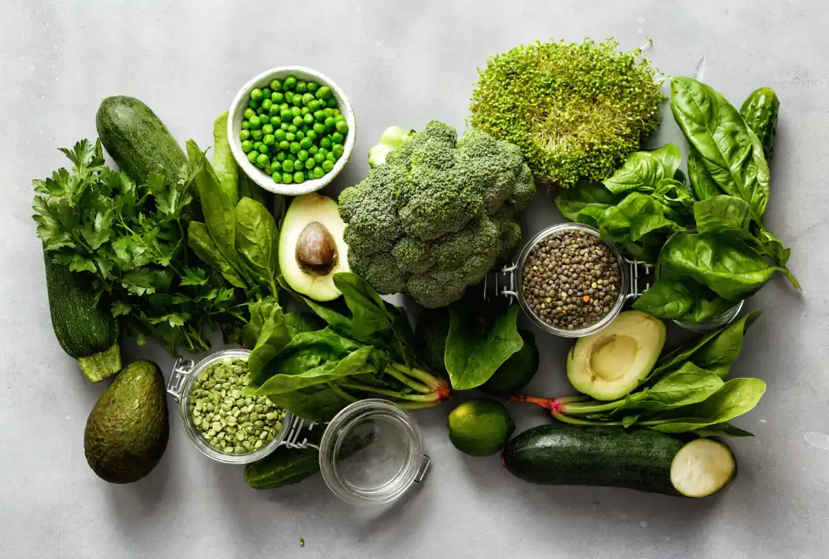 Prehransko-svetovanje-DC-trenerstvo-zdrava-hrana 02 Zdrava prehrana. Zelenjava, ki je samo zelene barve. Hrana, kakršno bi priporočil prehranski svetovalec, poleg druge polnovredne fitnes prehrane.